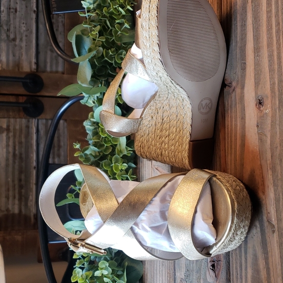 Never worn gold wedges - Picture 4 of 4